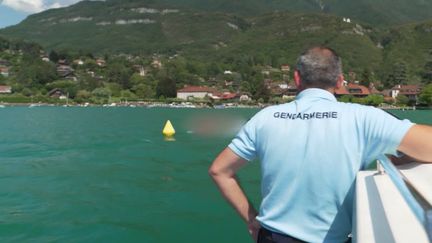 Lac d'Annecy : la gendarmerie en action durant l'été (France 2)