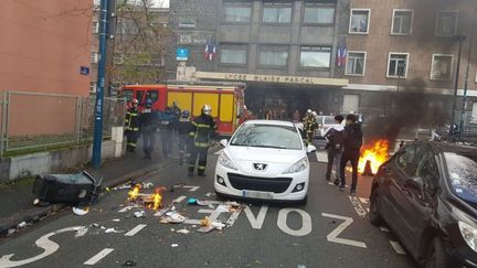Des&nbsp;feux de poubelles devant le lycée&nbsp;Blaise Pascal à Clermont-Ferrand (Puy-de-Dôme),&nbsp;le 3 décembre 2018. (F. GANDILHON / FRANCE 3 AUVERGNE-RHONE-ALPES)