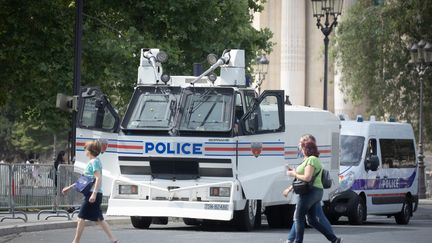 Des véhicules de police sur les Champs-Elysées, le 14 juillet 2019. (MAXPPP)