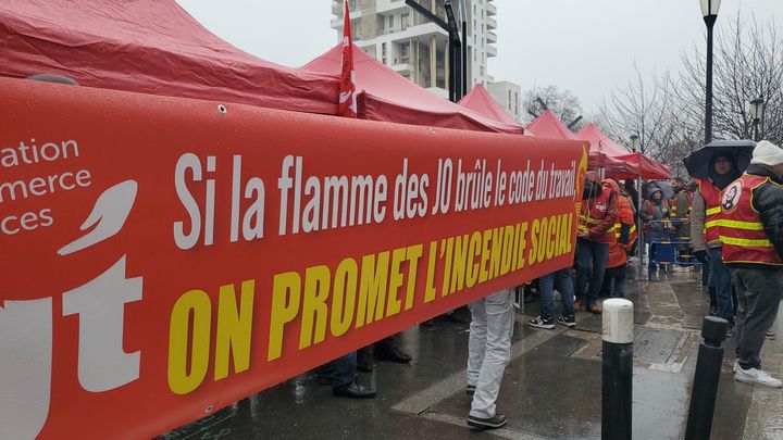 Des salariés manifestent à Paris, le 17 janvier 2024, contre les mesures prises par le gouvernement avant les Jeux olympiques. (STEVEN GOUAILLIER / RADIOFRANCE)