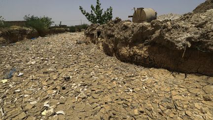 Les résidus d'une mine d'or empilés dans le village de Banat, au nord de Kharthoum (Soudan), le 6 juin 2022. (ASHRAF SHAZLY / AFP)