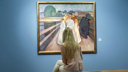 Une femme contemple le tableau "Les Dames sur le pont", à l'exposition "Munch 150", le 31 mai à Oslo, en Norvège
 (Cornelius Poppe / Scanpix / AFP)