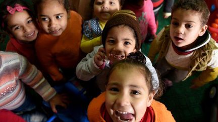 Des «enfants de la rue» du Caire jouant à la fondation Banati, une association de la société civile œuvrant à sauver du naufrage les enfants sans abris. (MOHAMED EL-SHAHED/AFP)