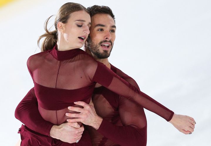 Gabriella Papadakis et&nbsp;Guillaume Cizeron ont été tout proches de battre leur record du monde en danse rythmique lors du Grand Prix de France, le 19 novembre, à Grenoble. (OLGA BESNARD / SPUTNIK via AFP)