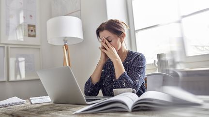 Les Français qui estiment que leur qualité de vie s'est dégradée ont principalement entre 35 et 54&nbsp;ans et travaillent, selon cette étude. (RAFAL RODZOCH / CAIAIMAGE / GETTY IMAGES)