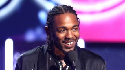 Le rappeur américain Kendrick Lamar reçoit le Grammy du meilleur album de rap pour "Damn" à la 60e cérémonie annuelle des Grammy Awards, à New York (Etats-Unis), le 28 janvier 2018. (MATT SAYLES/AP/SIPA / AP)