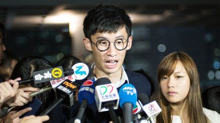 Baggio Leung et Yau Wai-Ching parlent à la presse devant la Haute Cour de Hong Kong, le 18 octobre 2016. (AARON TAM / AFP)