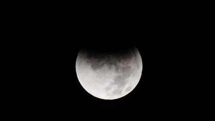 Photo de l'&eacute;clipse lunaire telle qu'observ&eacute;e &agrave; l'est de Los Angeles (Etats-Unis), le 10 d&eacute;cembre 2011. (FREDERIC J. BROWN / AFP)