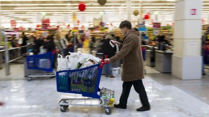 Dans un supermarch&eacute; de Montesson (Yvelines), en d&eacute;cembre 2012. (LIONEL BONAVENTURE / AFP)