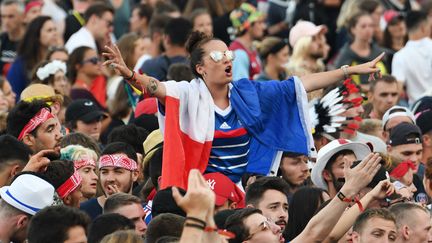 Une supporter de l'équipe de france de football au festival des Vieilles charrues, le 21 juillet 2018 à&nbsp;Carhaix-Plouguer. (FRED TANNEAU / AFP)