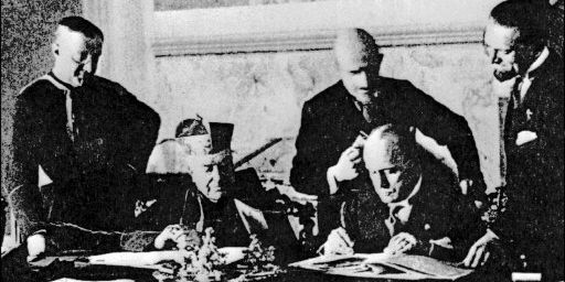 Signature des accords du Latran avec à gauche le cardinal Gasparri et à droite B.Mussolini (11 février 1929) (AFP)