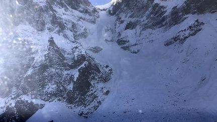 Un des versants de l'Everest, au Népal, le 31 octobre 2021, région où les trois alpinistes français ont disparu. (- / KAILASH HELICOPTER SERVICES / AFP)