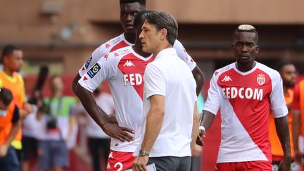 L'entraîneur de l'AS Monaco Niko Kovac avec ses joueurs (VALERY HACHE / AFP)