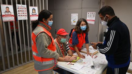 Un homme arrivé à bord de l'"Ocean Viking" s'entretient avec des humanitaires dans la zone d'attente, située dans un centre de vacances de la presqu'île de Giens à Hyères (Var), le 11 novembre 2022. (CHRISTOPHE SIMON / AFP)