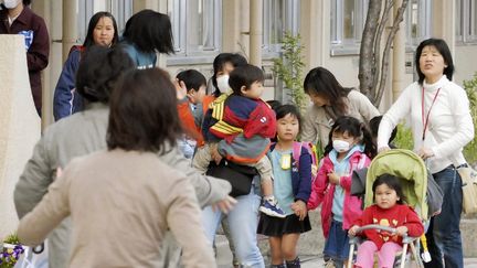 Des parents récupèrent leurs enfants à la sortie d'une école au Japon (photo d'illustration).  (MAXPPP)