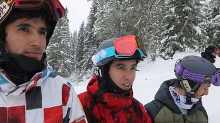 Trois des snowboardeurs afghans qui ont trouvé refuge en France, grâce à l'association "snowboarders of solidarity". (FRANCEINFO: SPORT)