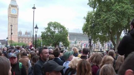 Les funérailles de la reine Elizabeth II ont lieu lundi 19 septembre à Londres, au Royaume-Uni.&nbsp;Les portes de Westminster Hall, où le cercueil royal était exposé au public, se sont refermées.&nbsp;Les Britanniques attendent désormais la cérémonie des obsèques, comme l'explique la journaliste Stéphanie Perez, en direct de la capitale britannique. (FRANCE 2)