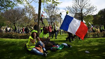 Des "gilets jaunes", le 6 avril 2019 à Paris. (ANNE-CHRISTINE POUJOULAT / AFP)