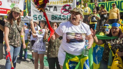 Des manifestants demandent la d&eacute;mission de la pr&eacute;sidente du Br&eacute;sil Dilma Rousseff,&nbsp;&agrave; Curitiba au Br&eacute;sil, le 16 ao&ucirc;t 2015. (P. SILVA / AFP)