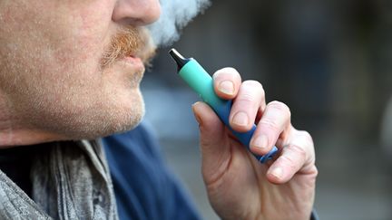 Les cigarettes électroniques jetables seront bien interdites en France. (NICOLAS CRÉACH / MAXPPP)