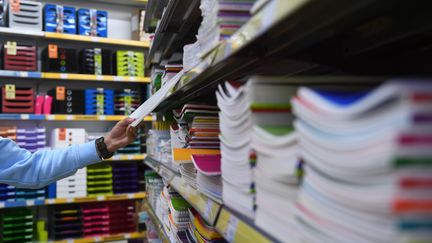 Un jeune homme achète ses fournitures scolaires, le 21 juin 2022. Photo d'illustration. (NICOLAS CREACH / MAXPPP)