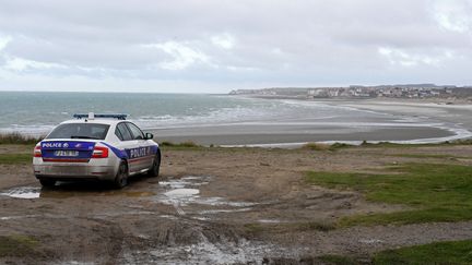 Des policiers français surveillent la plage de Wimereux (Pas-de-Calais) d'où des migrants tentent régulièrement de partir pour rejoindre le Royaume-Uni, le 25 novembre 2021. (FRANCOIS LO PRESTI / AFP)