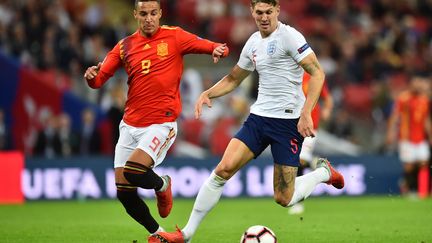 L'Espagnol Rodriguo face à l'Anglais John Stones (GLYN KIRK / AFP)