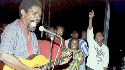 Le chanteur haïtien Manno Charlemagne à Port-au-Prince :e 23 juin 1995
 (Thony Belizaire / AFP)