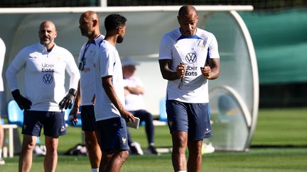 Thierry Henry (à droite) avec son adjoint Gaël Clichy à l'entraînement de l'équipe de France espoirs, à Clairefontaine, le 4 septembre 2023. (FRANCK FIFE / AFP)