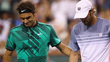 Les deux joueurs Roger Federer et Stéphane Robert (CLIVE BRUNSKILL / GETTY IMAGES NORTH AMERICA)