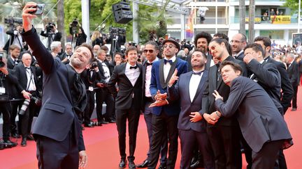 Le réalisateur et acteur Mathieu&nbsp;Kassovitz prend un selfie avec les membres du collectif Kourtrajmé :&nbsp;Kim Chapiro, Mouloud Achour, Oxmo Puccino, JR... (VALERY HACHE / AFP)