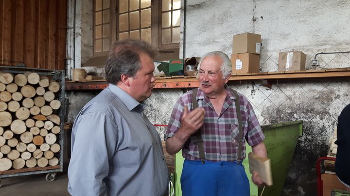 Le candidat En marche Jean-Baptiste Moreau (à gauche) avec Michel Richard dans son entreprise à Bénévent-l'Abbaye. (ISABELLE RAYMOND / RADIO FRANCE)