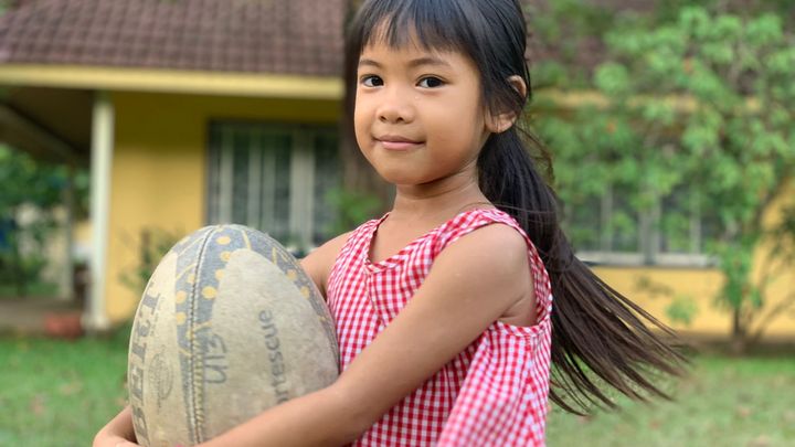 Une jeune Cambodgienne accueillie par l'association "Kampuchea Ballop". Le rugby commence à faire son trou dans le pays. Le royaume khmer possède sa propre fédération de jeu à XV. (NICOLAS OLIVRY)