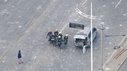 Les pompiers en intervention apr&egrave;s l'explosion dans la zone portuaire de Tianjin, le 13 ao&ucirc;t 2015.&nbsp; (REUTERS)