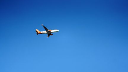 Un avion de la compagnie EasyJet approche de l'aéroport de&nbsp;Lille-Lesquin (Nord), le 24 octobre 2021. (SYLVAIN LEFEVRE / HANS LUCAS / AFP)