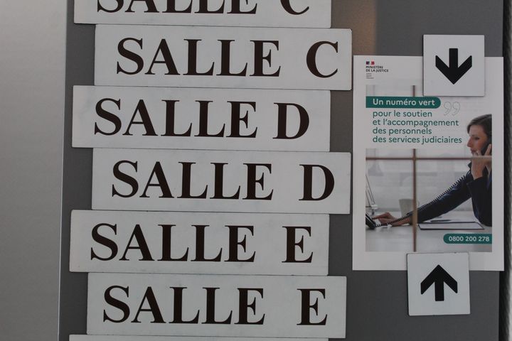 Le prospectus du&nbsp;numéro vert national instauré pour venir en aide aux personnels des services judiciaires en souffrance s'affiche dans l'un des bureaux du tribunal de Valence (Drôme), le 13 juillet 2022. (ELOISE BARTOLI / FRANCEINFO)