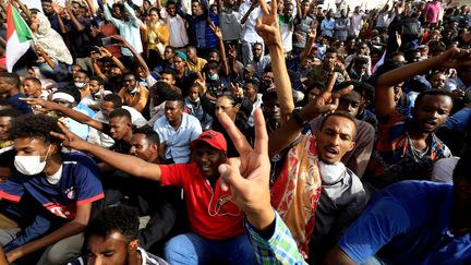 Des manifestants soudanais jubilent devant le ministère de la Défense où ils sont réunis, le jeudi 11 avril 2019 à Khartoum, pour réclamer le départ du président Omar el-Béchir.&nbsp;&nbsp; (REUTERS)