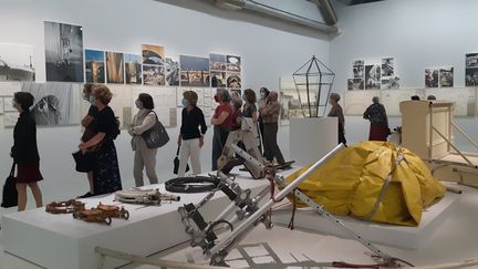 Des adhérents du Centre Pompidou en visite dans l'expo "Christo et Jeanne Claude, Paris !" fin juin 2020 (ANNE CHEPEAU / FRANCEINFO / RADIO FRANCE)