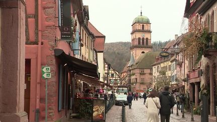 La colère monte dans de nombreuses communes car la multiplication des locations saisonnières fait grimper les prix et empêche les habitants de se loger raisonnablement. Les députés pourraient réduire drastiquement les avantages fiscaux pour les propriétaires. (France 2)