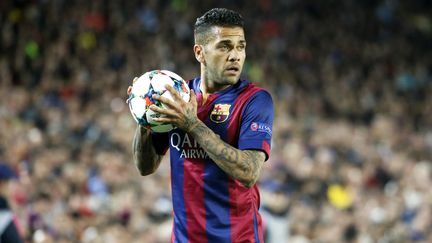 Le joueur de football Daniel Alves lors du match de Ligue des champions entre le FC Barcelone et le PSG, &agrave; Barcelone (Espagne), le 21 avril 2015. (JOAN VALLS / NURPHOTO / AFP)