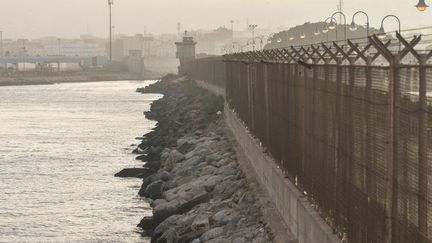 Clôture du Paseo del Dique Sur, à la frontière maroco-espagnole dans la ville de Melilla, l'une des deux enclaves espagnoles du nord de l'Afrique. La clôture, construite par l'Espagne pour arrêter l'immigration, fait&nbsp;11,5 kilomètres de long. (ARTUR WIDAK / NURPHOTO)