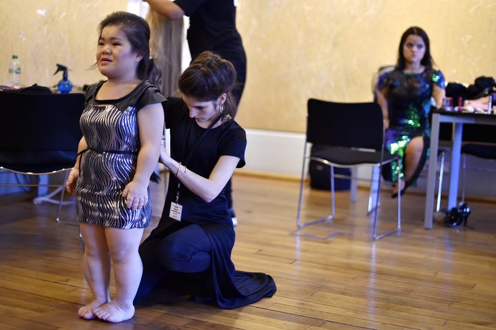 Une mannequin se pr&eacute;pare &agrave; d&eacute;filer, le 2 octobre 2015 &agrave; Paris. (DOMINIQUE FAGET / AFP)