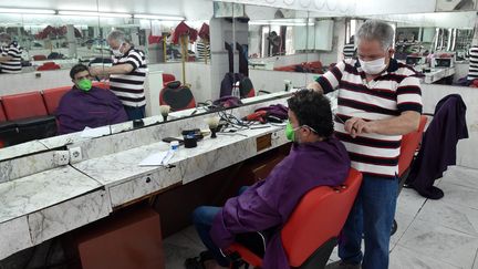 Salon de coiffure à Alger, le 7 juin 2020.&nbsp; (RYAD KRAMDI / AFP)