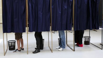 Des &eacute;lecteurs participent au second tour des &eacute;lections municipales, le 30 mars 2014, &agrave; Lille (Nord). (CITIZENSIDE/THIERRY THOREL/AFP)