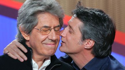 Philippe Gildas et Antoine de Caunes sur le plateau du "Grand Journal" de Canal+, le 4 novembre 2004. (FRANCK FIFE / AFP)