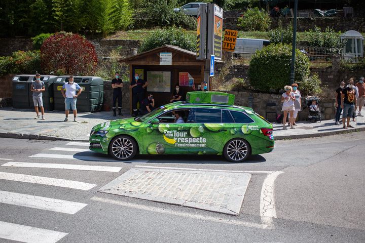 Une voiture de la caravane du Tour où il est écrit "c'est mon Tour, je respecte l'environnement" lors de la 2e étape à Nice le 30 août 2020. (JEF BAECKER / HANS LUCAS / AFP)