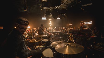 19h29, les musiciens sont en place pour accueillir Arthur H : Emiliano Turi (batterie), Juan de Guillebon (basse), Antoine Montgaudon (guitare), Pierre-Luc Jamain (clavier)
 (Baptiste Lobjoy)