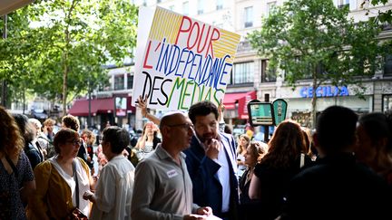 Soirée de soutien aux salariés grévistes du Journal du Dimanche le 27 juin 2023. (CHRISTOPHE ARCHAMBAULT / AFP)