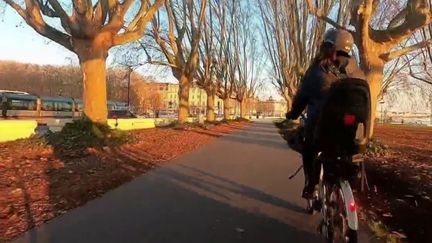 Sécurité routière : le port du casque bientôt obligatoire pour les cyclistes ?