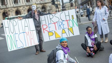 Des employ&eacute;s de l'AP-HP manifestent contre le plan Hirsch de r&eacute;organisation du temps de travail, &agrave; Paris, le 17 septembre 2015. (MICHAEL BUNEL / NURPHOTO / AFP)